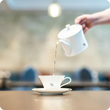 紅茶を注ぐスタッフの手元